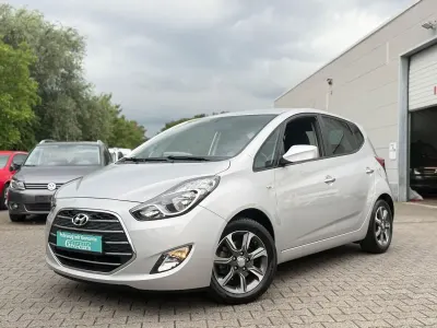 Gebraucht Hyundai ix20 Passion 90 PS (66 kW) 2017 Silber Kleinwagen