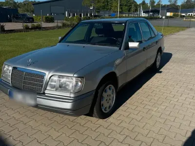 Gebraucht Mercedes E200 136 PS (100 kW) 1994 Silber Limousine