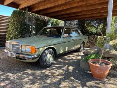 Second-hand Mercedes E230 136 CP (100 kW) 1983 Verde Berlinǎ