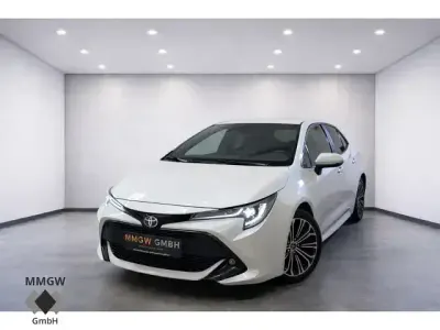 Gebraucht Toyota Corolla Hybrid Team 122 PS (89 kW) 2022 Weiß Limousine