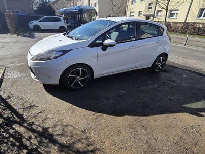 Gebraucht Ford Fiesta Trend 82 PS (60 kW) 2013 Weiß Kleinwagen