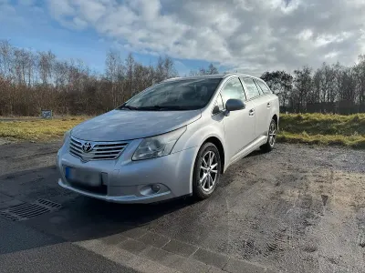 Gebraucht Toyota Avensis T2 126 PS (92 kW) 2011 Silber Kombi