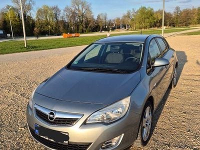 Usata Opel Astra 140 CV (102 kW) 2011 Grigio Berlina