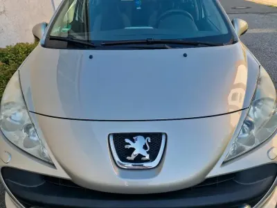 Gebraucht Peugeot 207 95 PS (69 kW) 2008 Silber Limousine