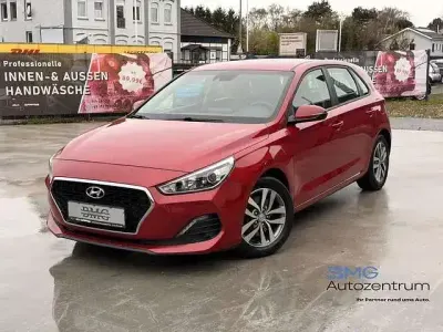 Gebraucht Hyundai i30 Select 120 PS (88 kW) 2020 Rot Limousine