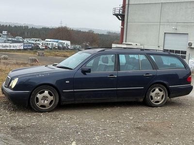 Blau Gebraucht 1998 Mercedes E320 Avantgarde Kombi | 1.250 € (Superpreis)