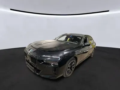 Gebraucht BMW 750e Shadowline 489 PS (359 kW) 2024 Black sapphire metallic Limousine