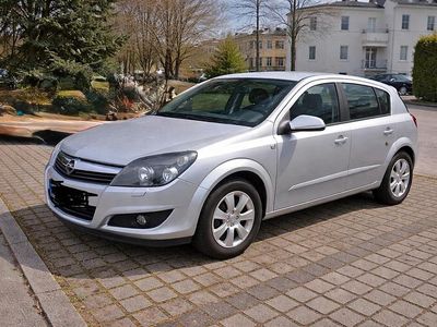 Gebraucht Opel Astra 90 PS (66 kW) 2009 Silber Kleinwagen