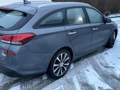 Grau Gebraucht 2017 Hyundai i30 Kombi | 7.150 €