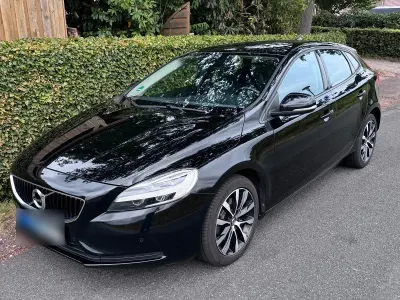 Gebraucht Volvo V40 Momentum 122 PS (89 kW) 2019 Schwarz Kombi