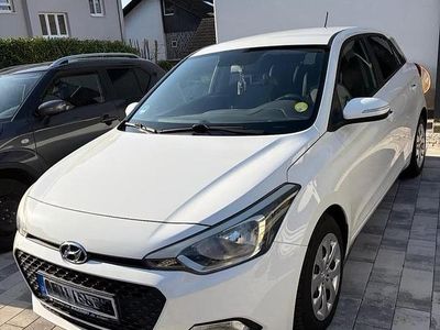 Gebraucht Hyundai i20 75 PS (55 kW) 2016 Weiß Kleinwagen