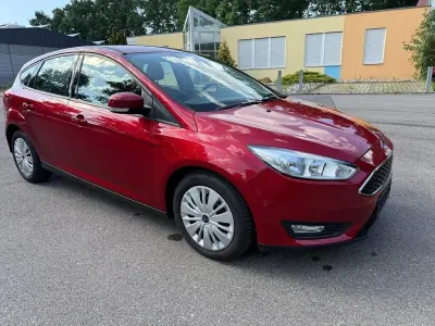 Gebraucht Ford Focus Trend 101 PS (74 kW) 2016 Rot Limousine