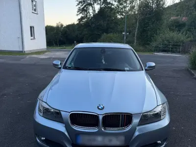 Gebraucht BMW 318 143 PS (105 kW) 2011 Blau Limousine