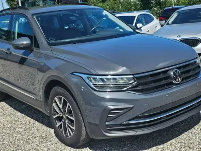 Gebraucht VW Tiguan Life 150 PS (110 kW) 2022 Delfingrau perlmetallic SUV