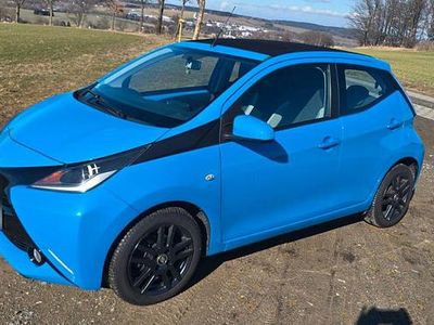 Gebraucht Toyota Aygo X-wave 69 PS (50 kW) 2016 Blau Kleinwagen