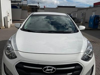 Gebraucht Hyundai i30 101 PS (74 kW) 2015 Weiß Kombi