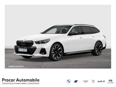 Gebraucht BMW 550e M Sport 489 PS (359 kW) 2025 Alpinweiss iii Kombi