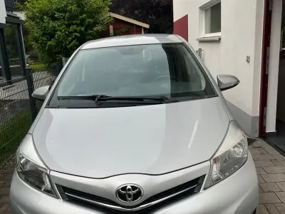 Gebraucht Toyota Yaris 99 PS (72 kW) 2013 Silber Kleinwagen