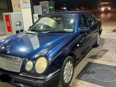 Gebraucht Mercedes E320 220 PS (161 kW) 1995 Blau Limousine