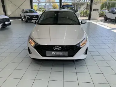 Begagnad Hyundai i20 Select 101 HK (74 kW) 2023 Vit Sedan