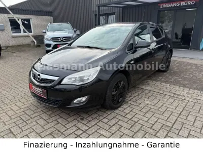 Używany Opel Astra Design Edition 140 KM (102 kW) 2012 Szary Sedan/Limuzyna
