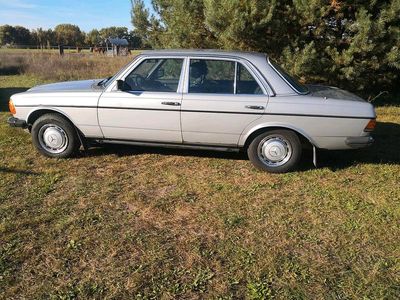 Gebraucht Mercedes E230 136 PS (100 kW) 1982 Silber Limousine