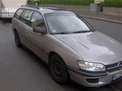 Grau Gebraucht 1995 Opel Omega Kombi | 600 €