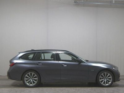 Grau Gebraucht 2021 BMW 330e Sport Line Kombi | 20.680 € (Guter Preis)