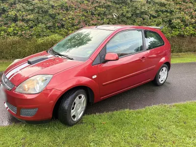 Gebraucht Ford Fiesta 75 PS (55 kW) 2007 Rot Kleinwagen