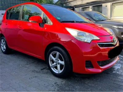 Gebraucht Toyota Verso-S 99 PS (72 kW) 2013 Rot Van / Kleinbus