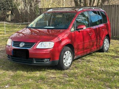 Second-hand VW Touran 140 CP (102 kW) 2004 Roșu Monovolum