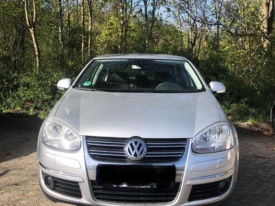 Second-hand VW Jetta 116 CP (85 kW) 2006 Argintiu Berlinǎ