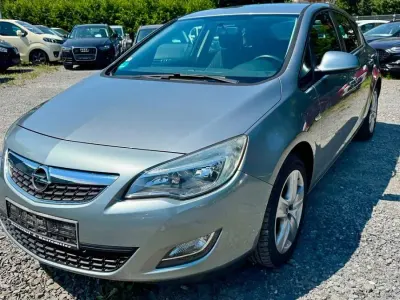 Gebraucht Opel Astra Edition 101 PS (74 kW) 2011 Silbersee/perl silber (m2) Kleinwagen