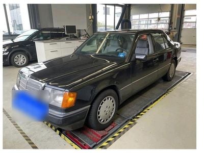 Gebraucht Mercedes E300 110 PS (80 kW) 1991 Schwarz Limousine