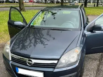 Usado Opel Astra 101 HP (74 kW) 2006 Azul Sedan