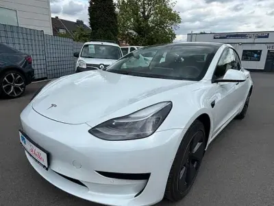 Käytetty Tesla Model 3 Standard Range Plus 239 kW (325 HP) 2021 Valkoinen Sedan