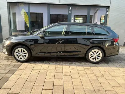 Neu Skoda Octavia Selection 150 PS (110 kW) 2025 Graphitegrau metallic Kombi