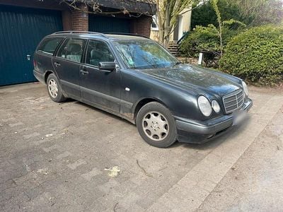 Usata Mercedes E200 136 CV (100 kW) 1997 Nero Station wagon