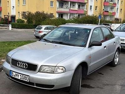 Używany Audi A4 125 KM (91 kW) 1995 Szary Sedan/Limuzyna