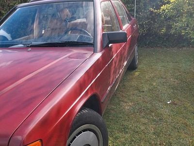 Gebraucht Mercedes 190 100 PS (73 kW) 1987 Rot Limousine