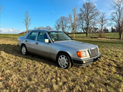 Gebraucht Mercedes E220 158 PS (116 kW) 1993 Silber Limousine