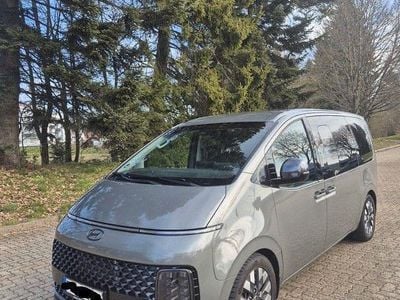 Gebraucht Hyundai Staria Signature 177 PS (130 kW) 2023 Grau Van / Kleinbus