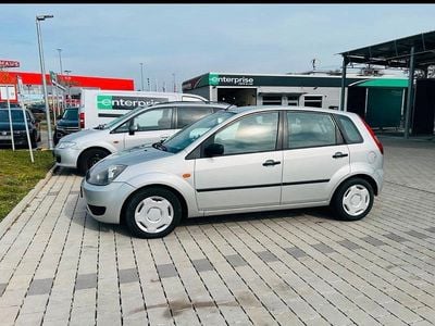 Używany Ford Fiesta 70 KM (51 kW) 2005 Srebrny Hatchback