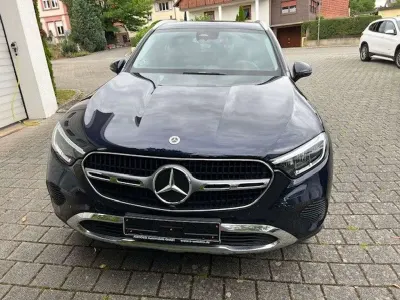 Gebraucht Mercedes GLC300e Avantgarde 313 PS (230 kW) 2023 Blau SUV
