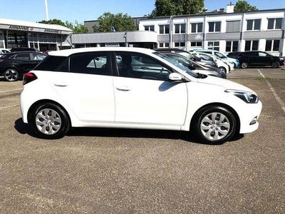 Gebraucht Hyundai i20 Classic 75 PS (55 kW) 2018 Pure white Kleinwagen
