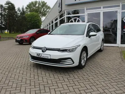 Używany VW Golf VIII Life 150 KM (110 kW) 2023 Biały Kombi
