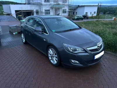Gebraucht Opel Astra Innovation 140 PS (102 kW) 2011 Grau Limousine