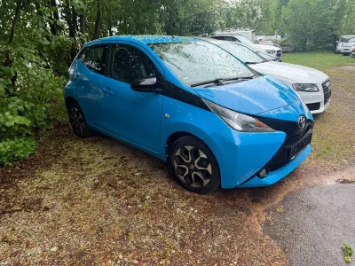 Second-hand Toyota Aygo X-cite 69 CP (50 kW) 2016 Albastru Hatchback