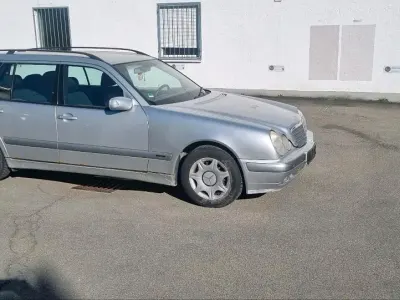 Usata Mercedes E220 150 CV (110 kW) 2002 Argento Station wagon