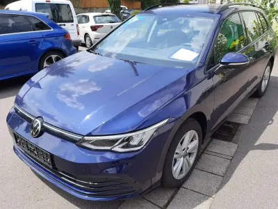 Gebraucht VW Golf VIII Life 110 PS (80 kW) 2024 Atlantik blue metallic Kombi